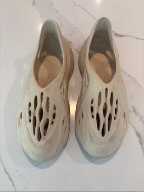 Men’s Slip-On Foam Runner in Beige